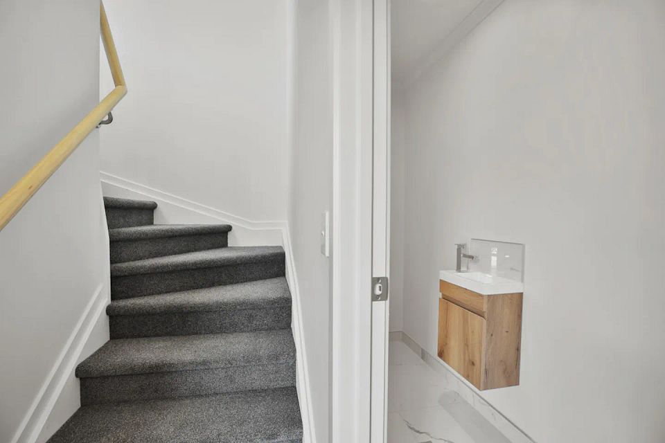 Unit for rent Hamilton 2/26 Hunter Street, Hamilton Lake myRent.co.nz