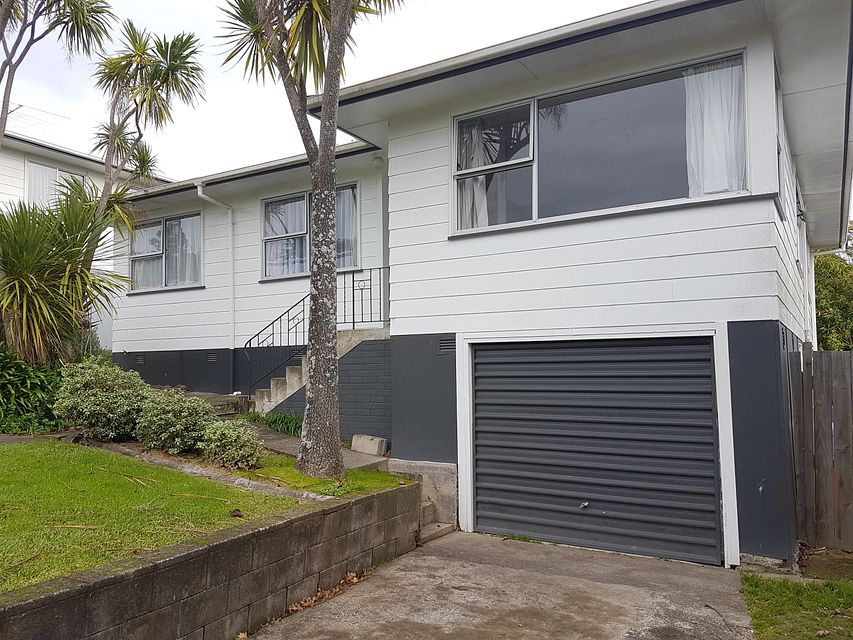 House for rent Auckland 15 Hewlett Road, Massey myRent.co.nz