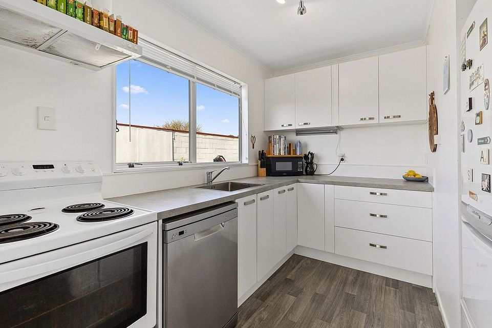 Townhouse for rent Wellington 2/10 Downing Street, Crofton Downs myRent.co.nz